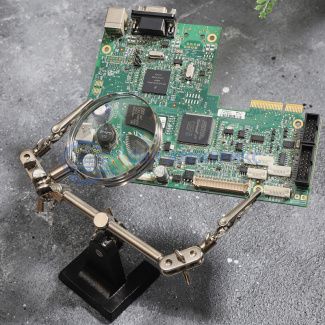 Держатель «Третья рука» REXANT, 2 зажима, чугун, лупа (3х) 60 мм фото Держатель «Третья рука» REXANT, 2 зажима, чугун, лупа (3х) 60 мм